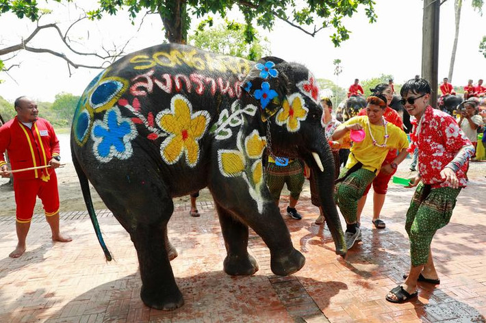 Để đảm bảo an toàn, trật tự trong dịp lễ hội này, hàng nghìn cảnh sát đã được triển khai tới các điểm nút giao thông và khoảng 60 địa điểm tổ chức lễ hội Songkran tại Thái Lan.