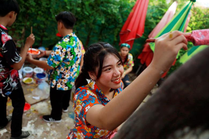 Cô gái trang trí cho chú vui trước khi bắt đầu lễ hội.
