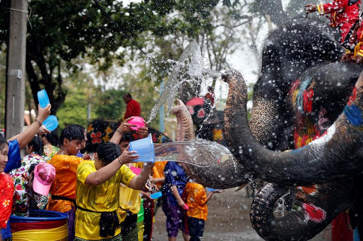 Ngoài té nước, người dân Thái Lan còn đón Năm mới bằng nhiều hoạt động vui chơi, giải trí đặc sắc khác.