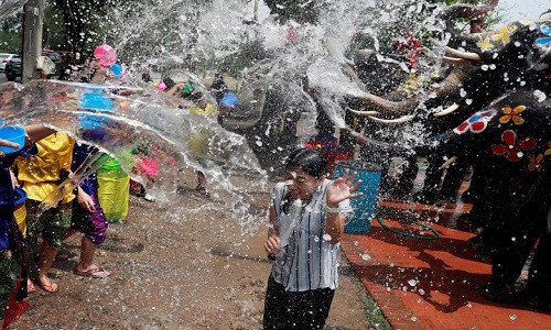 Lễ hội Songkran được coi là cuộc chiến nước lớn nhất thế giới, thu hút hàng trăm nghìn khách du lịch tham gia.