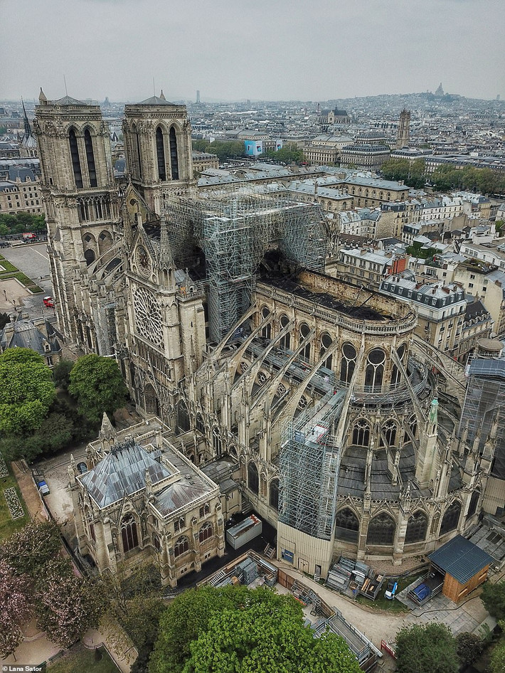Nhà thờ Đức Bà Paris sau vụ cháy nhìn từ trên cao. Ảnh: Daily Mail.