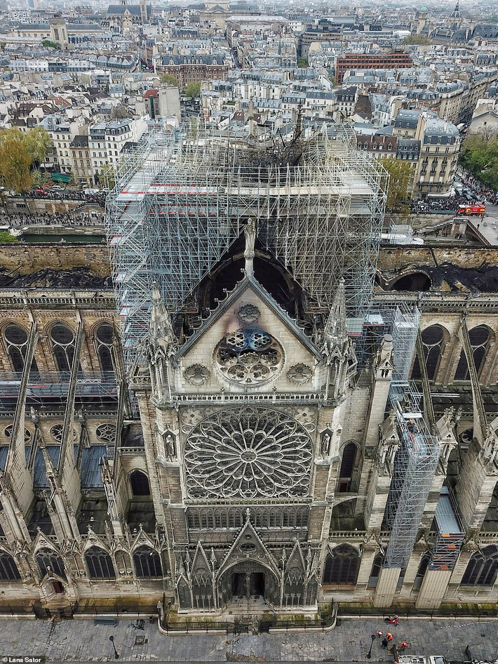 Trước đó, Nhà thờ Đức Bà Paris xảy ra hỏa hoạn vào khoảng 19 giờ tối 15/4 (giờ địa phương). Hàng trăm lính cứu hỏa Paris ngay lập tức được huy động tới hiện trường và sau 9 giờ họ đã khống chế được đám cháy. Ảnh: Daily Mail.