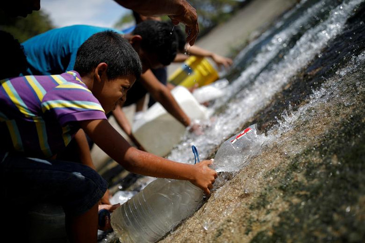 Trong tháng 3/2019, người dân Venezuela khốn khổ khi lâm vào tình cảnh thiếu điện, nước trầm trọng. Trong đó, nhiều khu vực ở nước này trải qua 3 đợt mất điện diện rộng kéo dài.