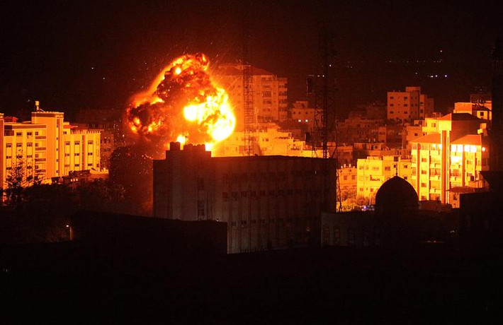 Khói lửa bốc lên trong đợt không kích của Israel nhằm vào thành phố Gaza ngày 25/3.
