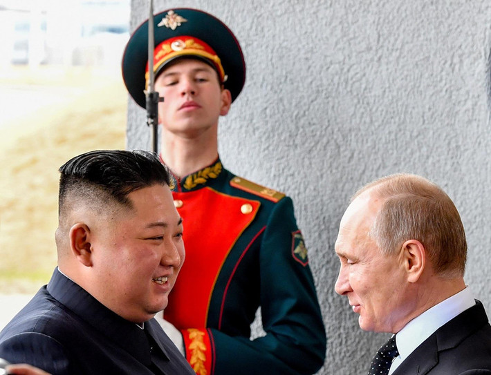 Tổng thống Trump và Chủ tịch Kim Jong-un bày tỏ hy vọng hội nghị thượng đỉnh Nga – Triều sẽ giúp thúc đẩy tiến trình hòa giải trên Bán đảo Triều Tiên. Ảnh: Reuters.
