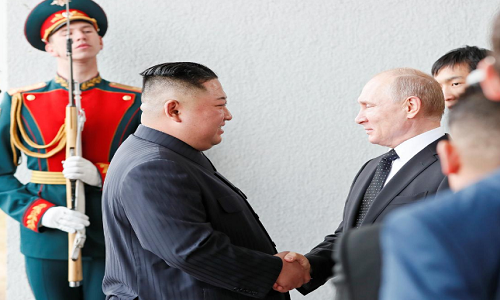 Chủ tịch Kim Jong-un cười tươi bắt tay nhà lãnh đạo Nga. Ảnh: Reuters.