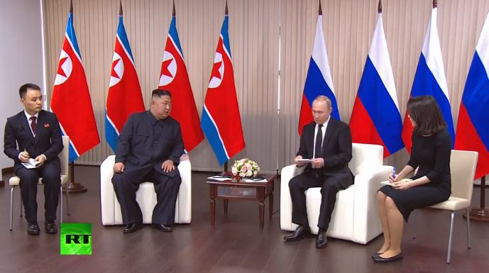 Tổng thống Nga Putin hội đàm với Chủ tịch Kim Jong-un trong cuộc gặp riêng. Ảnh: RT.