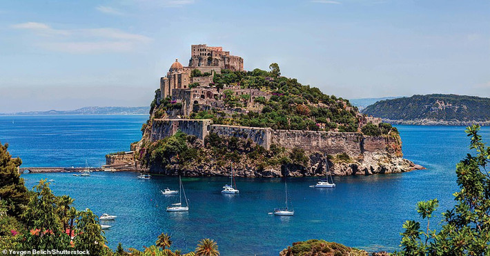 Lâu đài Aragonese ở Italy từng bị hư hại nặng trong đợt ném bom của Anh vào năm 1809, nhưng được trùng tu vào thế kỷ 20.