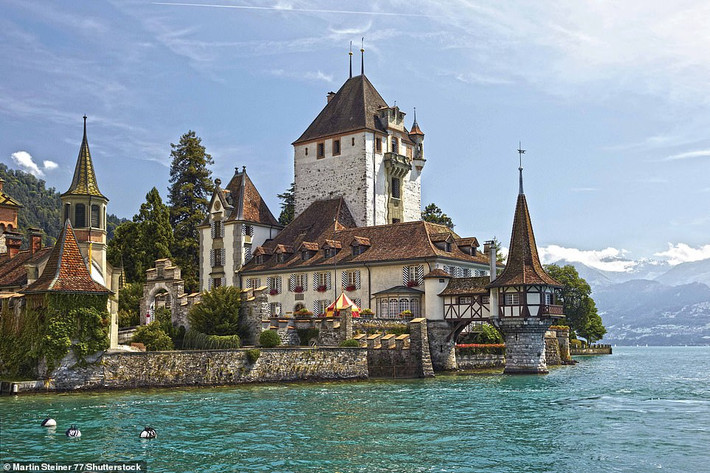 Lâu đài Oberhofen ở Thuỵ Sĩ được bắt đầu xây dựng vào khoảng năm 1200.