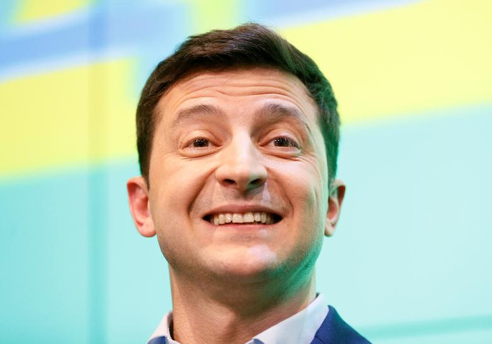 Ông Zelensky cười tươi sau khi kết quả thăm dò ngoài phòng bỏ phiếu được công bố.