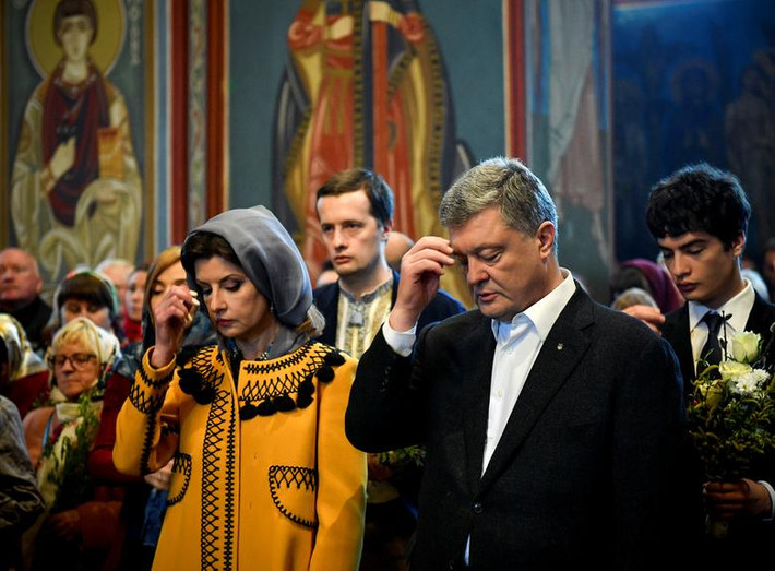Tổng thống Petro Poroshenko và phu nhân, Maryna, tham dự một buổi lễ tại nhà thờ St. Michael ở thủ đô Kiev ngày 21/4.