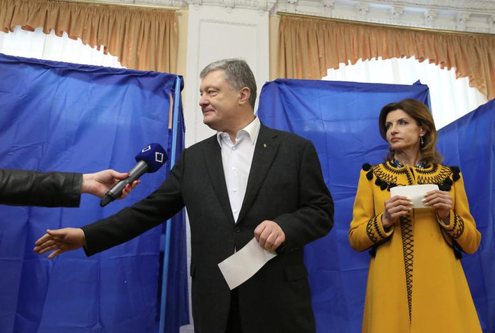 Tổng thống Poroshenko và phu nhân Maryna trước đó đến thăm một điểm bỏ phiếu trong vòng hai cuộc bầu cử tổng thống ở thủ đô Kiev.
