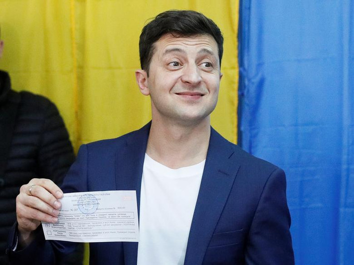 Trước đó, ứng viên tổng thống Ukraine Zelensky đi bỏ phiếu vòng 2 bầu cử tại một địa điểm bỏ phiếu ở thủ đô Kiev.