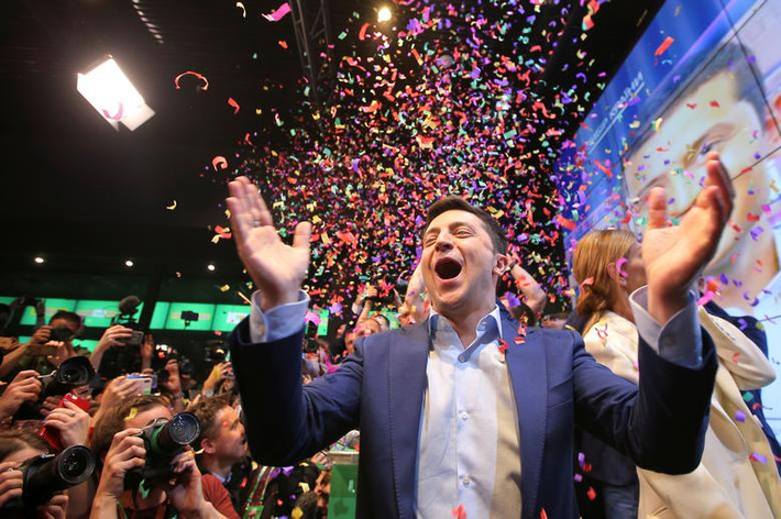 Ông Volodymyr Zelensky cũng đã tuyên bố giành chiến thắng với hơn 73% số phiếu ủng hộ.