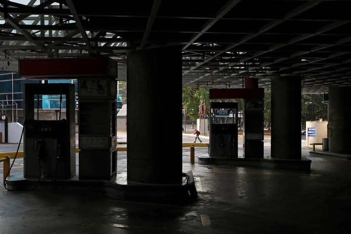 Trạm xăng bị đóng cửa trong đợt mất điện ở Caracas ngày 27/3.