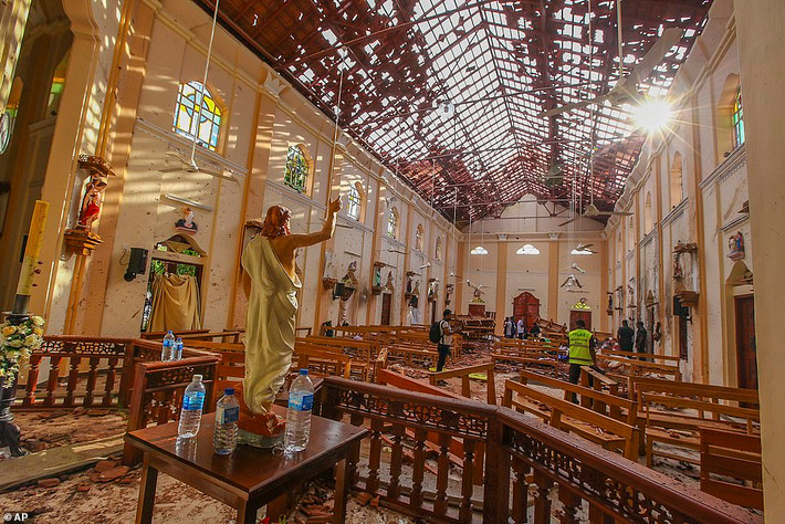 Nhà thờ St. Sebastian bị hư hại nặng sau vụ nổ ở Negombo, phía bắc thủ đô Sri Lanka. Ảnh: AP.