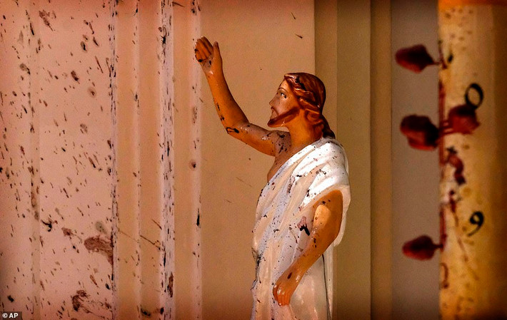 Những vết máu dính trên tường trong nhà thờ St. Sebastian. Ảnh: AP.