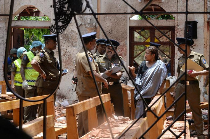 Bên trong hiện trường vụ nổ bom tại một nhà thờ ở Negombo ngày 21/4. Ảnh: Reuters.