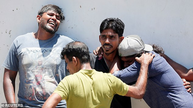 Người dân địa phương đau lòng bên ngoài một nhà xác ở Colombo sau vụ khủng bố. Ảnh: Reuters.