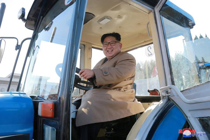 Chủ tịch Kim Jong-un ngồi trên một chiếc xe khi tới thăm nhà máy Kumsong ở Bình Nhưỡng ngày 15/11/2017.