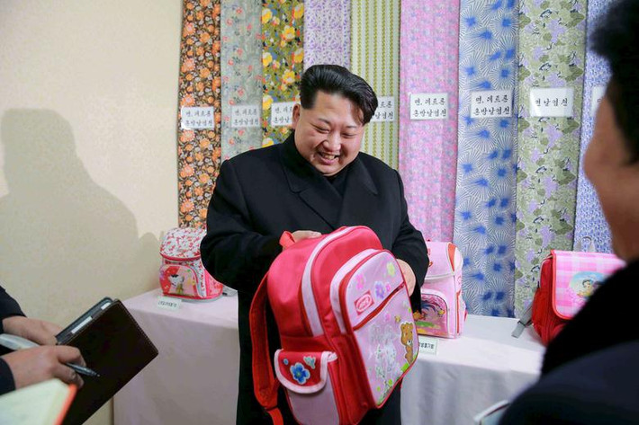 Ông Kim Jong-un kiểm tra một chiếc ba lô tại nhà máy dệt lụa Kim Jong Suk ở thủ đô Bình Nhưỡng ngày 28/1/2016.