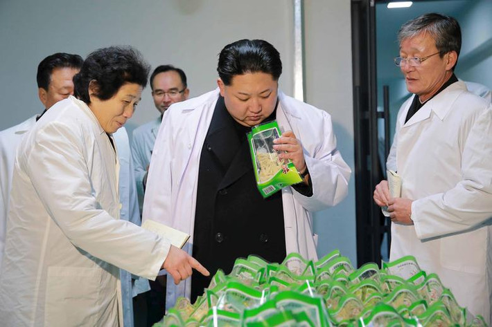 Chủ tịch Triều Tiên Kim Jong-un thăm nhà máy Kumkop ở thủ đô Bình Nhưỡng ngày 23/1/2016.