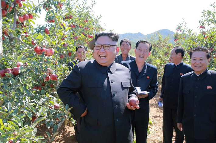 Chủ tịch Kim Jong-un đã đưa ra chỉ đạo trong chuyến thăm một vườn trái cây ở Kwail, tỉnh Nam Hwanghae, ngày 21/9/2017.