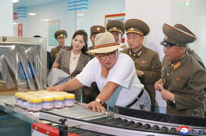 Chủ tịch Triều Tiên Kim Jong-un thăm một nhà máy hồi tháng 8/2018.