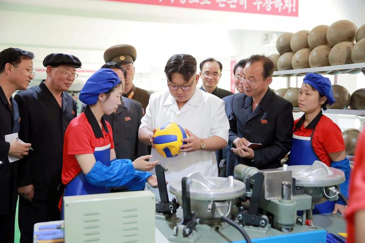 Chủ tịch Triều Tiên Kim Jong-un thăm một nhà máy sản xuất đồ thể thao mới được xây dựng hồi tháng 6/2016.