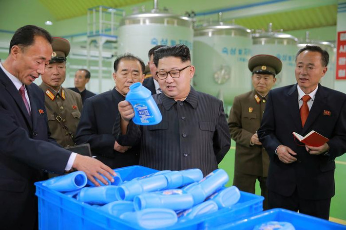 Nhà lãnh đạo Triều Tiên Kim Jong-un thăm nhà máy xà phòng Ryongaksan mới được xây dựng ở thủ đô Bình Nhưỡng ngày 29/10/2016.
