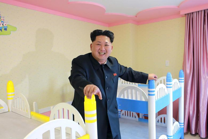 Nhà lãnh đạo Kim Jong-un cười tươi khi thăm trại trẻ mồ côi và trường mầm non Wonsan hồi tháng 4/2015.