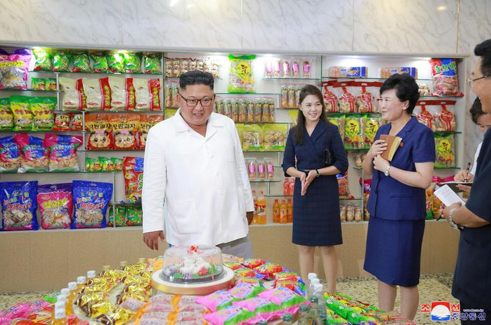 Ông Kim Jong-un và phu nhân Ri Sol-ju thị sát nhà máy Songdowon. Ảnh được Hãng thông tấn Trung ương Triều Tiên (KCNA) công bố ngày 25/7/2018.