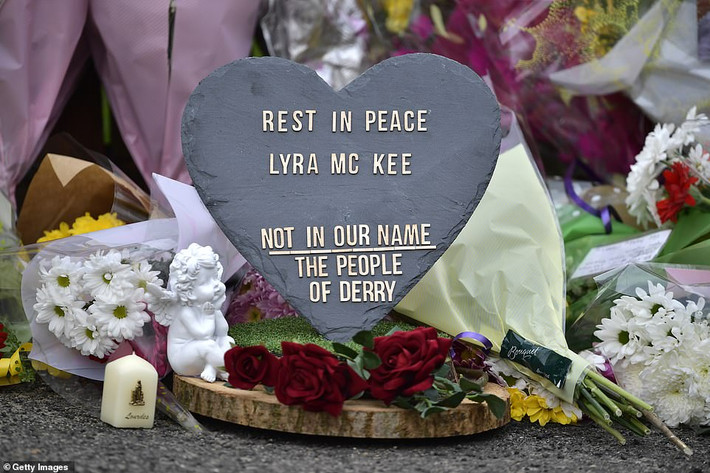 Nến và hoa tưởng niệm tưởng niệm nhà báo Lyra McKee.