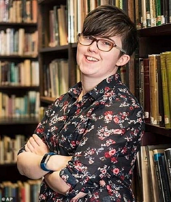 Thủ tướng Anh Theresa May cảm thấy sốc trước cái chết của nữ nhà báo Lyra McKee. "Cô ấy đã hy sinh với lòng dũng cảm khi đang làm nhiệm vụ", AP dẫn lời bà May.