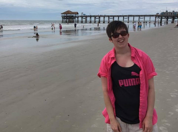 Được biết, nhà báo McKee, 29 tuổi, là phóng viên viết bài cho trang The Atlantic và Buzzfeed News. Cô từng được tạp chí Forbes bình chọn là một trong những nhật vật U30 nổi bật của giới truyền thông, và được đánh giá là ngôi sao đang lên của lĩnh vực báo chí điều tra.
