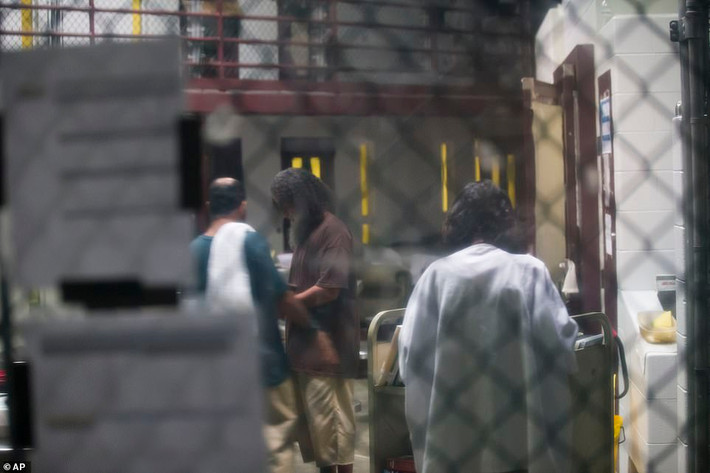 3 tù nhân trao đổi bên trong một phòng giam tại nhà tù Vịnh Guantanamo.