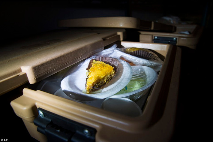 Bánh ngọt Baklava được chuẩn bị cho bữa ăn của các tù nhân tại trại giam Vịnh Guantanamo.