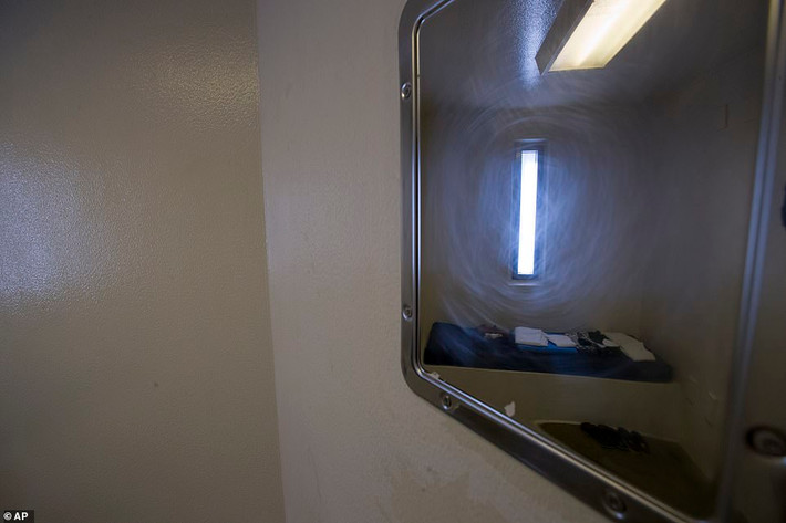 Một chiếc gương được treo bên trong phòng giam của nhà tù Vịnh Guantanamo.