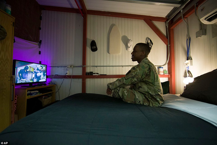 Binh sĩ Mỹ ngồi trong phòng xem ti vi tại Căn cứ Hải quân Guantanamo.