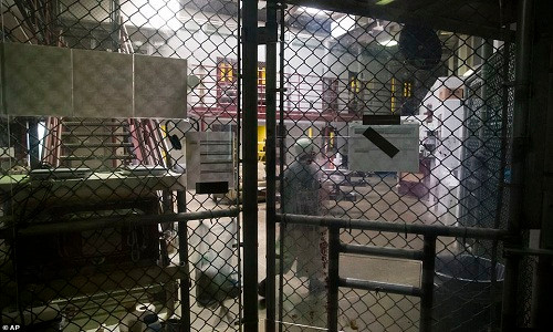 Trong Căn cứ Hải quân Vịnh Guantanamo của Mỹ có nhà tù quân sự Guantanamo, hiện đang giam giữ 40 tù nhân cuối cùng. Đây là nơi Washington giam giữ các phần tử hay nghi can khủng bố, thậm chí là thủ lĩnh của các tổ chức khủng bố khét tiếng trên thế giới kể từ sau cuộc chiến chống khủng bố của Mỹ sau năm 2001. (Nguồn ảnh: Daily Mail)