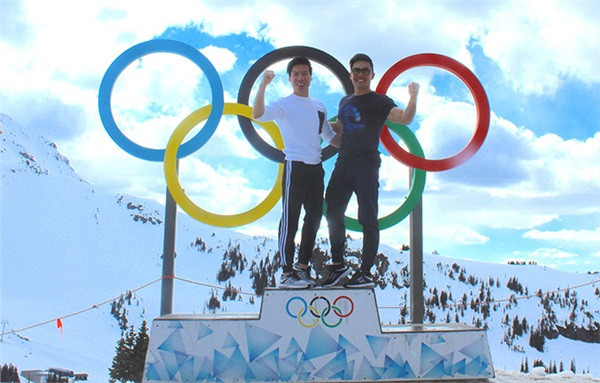 Hai 'hoàng tử xiếc' chụp ảnh kỷ niệm với biểu tượng Olympic. Môn trượt tuyết từng được tổ chức ở thành phố Whistler, Canada. Đầu tháng 5, họ trở về Việt Nam, tiếp tục thực hiện kế hoạch trong thời gian tới.