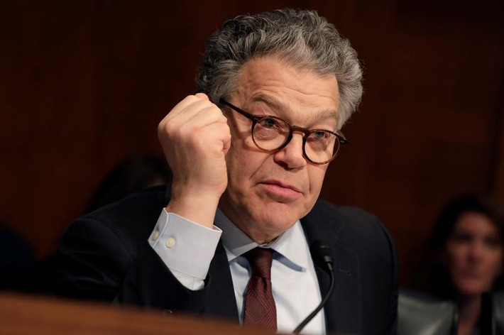 Ông Al Franken là Thượng nghị sĩ Dân chủ từ năm 2009 cho tới khi từ chức vào năm 2018 vì cáo buộc quấy rối tình dục. Được biết, ông Al Franken vốn là một diễn viên hài, nhân vật truyền thông và tác giả người Mỹ.