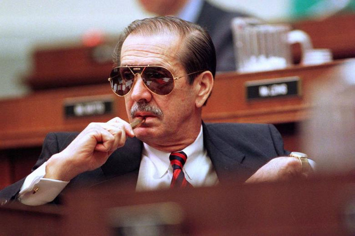 Ông Sonny Bono là Thị trưởng Palm Springs từ năm 1988 đến 1992. Ông được bầu vào Hạ viện Mỹ năm 1992 và qua đời năm 1998. Được biết, trước khi làm chính trị, ông Bono là một ca sĩ, nhạc sĩ, nhà sản xuất kiêm diễn viên nổi tiếng người Mỹ.