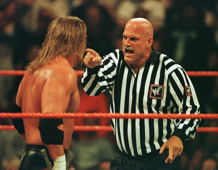 Đô vật Jesse Ventura bắt đầu sự nghiệp chính trị vào năm 1990 khi ông được bầu làm Thị trưởng thành phố Brooklyn Park, bang Minnesota. Năm 1998, ông chạy đua chức Thống đốc Minnesota và giành chiến thắng. Tuy nhiên, ông rời khỏi nhiệm sở vào năm 2003 sau khi quyết định không tái tranh cử.