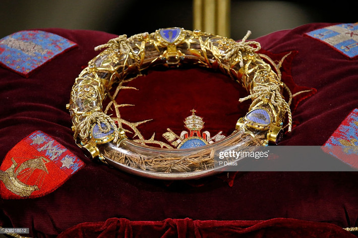 Vòng mão gai được Vua Louis IX đưa về Pháp năm 1238. Thánh tích này được đặt trong một chiếc hộp bằng vàng, cất trong kho của nhà thờ và thỉnh thoảng mới được trưng bày. Ảnh: Getty.