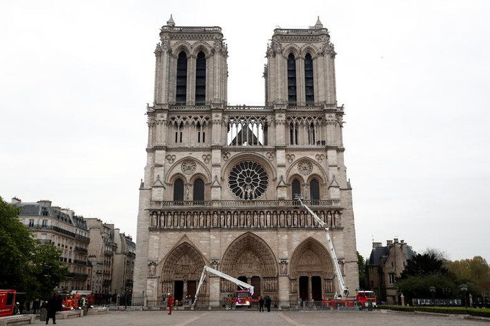 16 bức tượng đồng, đặt trên mái Nhà thờ Đức Bà Paris trong suốt hơn 150 năm, đã được dỡ xuống vào tuần trước theo một dự án trùng tu nên chúng không bị hư hại do vụ cháy. Ảnh: Reuters.