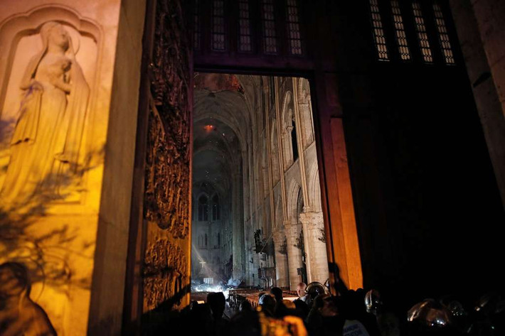 Nhà thờ Đức Bà Paris nhìn từ bên ngoài vào. Ảnh: Getty.