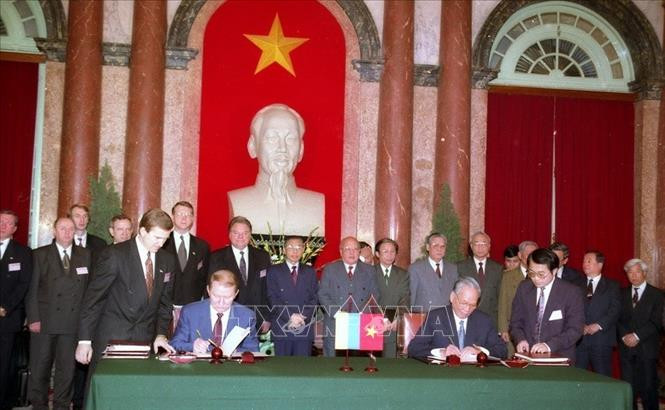 Chủ tịch nước Lê Đức Anh và Tổng thống Ukraine khi đó Leonid Kuchma ký hiệp ước hợp tác giữa hai nước vào sáng 8/4/1996 tại Hà Nội. Ảnh: Minh Ðiền/TTXVN.