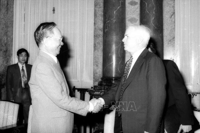 Chủ tịch nước Lê Đức Anh tiếp nghị sĩ John McCain, thành viên cấp cao Đảng Cộng hòa (Mỹ), tại Hà Nội ngày 11/4/1995. Ảnh: Kim Hùng/TTXVN.