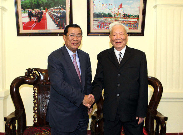 Thủ tướng Campuchia Samdech Techo Hun Sen đến chào nguyên Chủ tịch nước Lê Đức Anh tại Hà Nội trong chuyến thăm chính thức Việt Nam ngày 27/12/2013. Ảnh: TTXVN.
